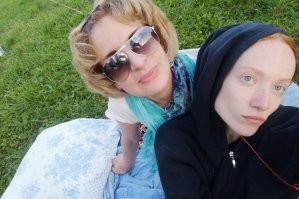 "Из СИЗО выпустили молодую женщину, зарезавшую супруга-тирана в ходе ссоры." 
А кто из них кто на фотографии?