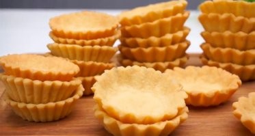 берем кукурузную муку....... и делаем корзиночки!