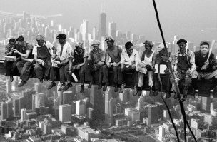 Про клепальщиков тема не раскрыта и самая знаменитая фотка не приложена: 
"Клепальщики - это каста со своими законами: зарплата клепальщика за рабочий день 15$, больше любого квалифицированного рабочего на стройке; они не выходят на работу в дождь, ветер или туман, они не числятся в штате подрядчика. Они не одиночки, они работают бригадами из четырех человек, и стоит одному из бригады не выйти на работу, не выходит никто. Почему же в разгар Великой депрессии на это смотрят сквозь пальцы все, от инвестора до прораба?
На помосте из досок, или просто на стальных балках стоит угольная печь. В печи заклепки - 10сантиметровые в длину и 3 сантиметровые в диаметре стальные цилиндры. "Повар" "варит" заклепки - небольшими мехами гонит в печь воздух, чтобы разогреть их до нужной температуры. Заклепка прогрелась (не слишком сильно - провернется в отверстии и придется ее высверливать; и не слишком слабо - не расклепается), теперь нужно передать заклепку туда, где она будет скреплять балки. Какая балка когда будет крепиться известно лишь предварительно, да и передвигать горячую печь в течение рабочего дня нельзя. Поэтому часто место крепления находится от "повара" метрах в 30ти (тридцати), иногда выше, иногда ниже на 2-3 этажа.Передать заклепку можно единственным способом - бросить.
"Повар" поворачивается к "вратарю" и молча, убедившись, что вратарь готов к приему, щипцами бросает раскаленную докрасна 600граммовую болванку в его сторону. Иногда на траектории уже сваренные балки, кинуть нужно один раз, точно и сильно.
"Вратарь" стоит на узком помосте или просто на голой балке рядом с местом клепки. Его цель - поймать летящую железку обычной жестяной консервной банкой. Он не может двинуться с места, чтобы не упасть. Но поймать заклепку он обязан, иначе она маленькой бомбой рухнет на город.
"Стрелок" и "упор" ждут. "Вратарь", поймав заклепку, загоняет ее в отверстие. "Упор" с внешней стороны здания, вися над пропастью, стальным стержнем и собственным весом удерживает шляпку заклепки. "Стрелок" 15-килограммовым пневматическим молотом в течение минуты расклепывает ее с другой стороны.
Лучшая бригада проделывает это фокус свыше 500 раз за день, средняя - около 250ти.