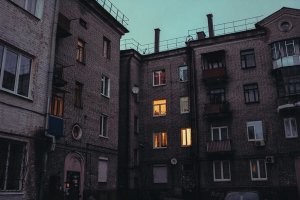 Автор! Это кирпичный дом! Он ещё современные монолитные дома переживёт! В этом доме толщина стен 60-70 см. Сантехника и электрика гнилые конечно... Но заменить их не проблема.