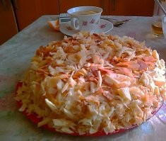 И самое время поделиться своими "Наполеонами"
Сочни. В широкой миске порубить маргарин 350 гр (полторы пачки) с 1 л муки (4 стакана). Можно натереть маргарин на тертке. В отдельном стакане взбить 1 яйцо, 1ч.л. уксуса (у меня яблочный, кажется, 9%) или водки, щепотку соли, долить до верха ледяной (! Заранее поставить в морозилку!) водой. Смешать с маргариново-мучной смесью. Быстро вымесить, разделить на 8-12 шариков, поместить на холод в течение 40 минут. Тонко раскатать, наколоть в нескольких местах, выпекать на смазанном маргарином или присыпанном мукой противне в течение 5 мин. ( Некоторые выпекают на сухой сковороде).
  Крем. Взбить 2 яйца с 3/4 стакана сахара, добавить 1 ст.л. муки (я предварительно обжариваю до кремового цвета, для придания орехового привкуса), 1,5-2 стакана молока.Поставить на плиту, варить до загустения, постоянно помешивать. По остывании заварной массы в нее вбить миксером пачку размягченного масла, добавить специи ( у меня- ваниль, несколько кристаллов лимонной кислоты, 1 ч.л. лимонной цедры).
   Когда коржи остынут, подровнять их по форме, выложить друг на друга, смазать кремом, украсить крошкой и орехами.
