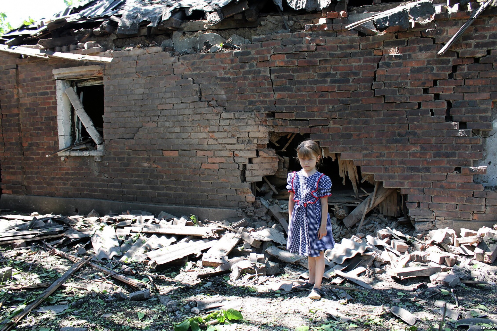 Девушки разрушают город. Дети войны Украина Донбасс. Девочка в разрушенном доме.