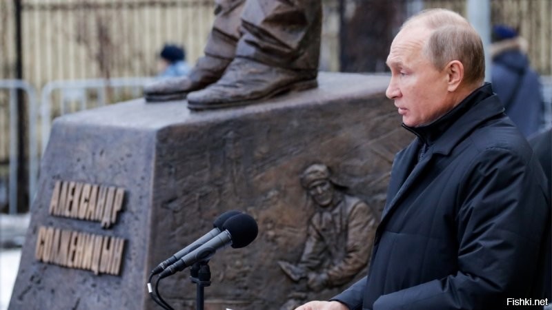 а кое кто памятники этой падали открывает и в школьную программу его книжонки вносит.