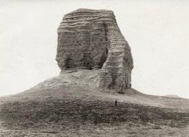 ,,11. Вавилонская башня из Ветхого завета. А. Франкл, 1927 год,,

,,Большие и впечатляющие руины зиккурата Набу, покрытые холмом Бирс-Нимруд, долгое время принимали за развалины Вавилонской башни. Эта ошибка возникла уже во времена Талмуда, не в последнюю очередь из-за ошибочных указаний Геродота. Кроме того, эта башня намного лучше сохранилась, чем «родственная» башня в Вавилоне. Она и сегодня достигает высоты 50 м, хотя её в течение столетий использовали как каменоломню для извлечения кирпичей. Настоящую же Вавилонскую башню разобрали ещё в древности. Дело в том, что Эсагила к середине IV в. до н. э. обветшала и Александр Македонский, избравший Вавилон своей столицей, задумал восстановить эту святыню. Работы начались, однако неожиданная кончина Александра в 323 г. до н. э. и последовавшая за нею борьба диадохов прервали их. Но вавилоняне собственными силами продолжали убирать прах Эсагилы, из которого образовался огромный холм Хомера.

Во время третьей иракской войны Борсиппе были причинены тяжелые повреждения.,,