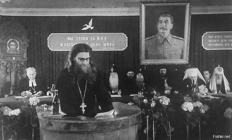 Ты, папаша, совсем умом тронулся, деменция наверное, береги себя. СССР образовался на базе Российской империи, в которой основной религией было православие. И никакого СССР отдельно от России не существовало. И СССР просуществовал 70 лет, а православная Россия 1000. И во время СССР религия никуда не делась, а просто на время исчезла из информационного пространства. Так же существовали церкви, так же проводились в них службы и так же был патриарх, резиденция которого находилась в Загорске.