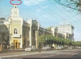 Автор ошибся. Посмотри внимательно (!) на румынский триколор над кишинёвской примэрией! Какая нахрен Молдавская ССР 1980-85 годов? Это уже после отделения от СССР и принятия независимости в 1991 году! В советские времена за такой флажок тюрьма светила...