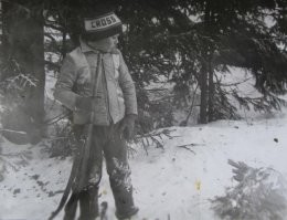 Да лан чухню рассказывать, как 4-х-летнее дите каждый день по улицам носится в "ватаге детей"
-----------------------------
Да ладно?  Ты в деревне не жил никогда? утром 4-летние уходили слопав пару бутеров с маслом и сахаром, и к ночи возвращались.  У меня жена из деревни 80 дворов. У нее садика никогда не было, и класс был два человека ровесников,  суперсоциализация да?  Приехала в город миллионник,  и без единого знакомства сама поступила  в пед.институт на физ.мат.,  который закончила с красным дипломом.  
Я в город тоже только в третьем классе переехал.  До этого да,  с утра до ночи в лесу, на речке,  ватага детей чисто с улицы,  то 4 до 15 лет.   И ничего,  даже намного лучше социализация проходит,   когда ты не с ровесниками гугукаешь в песочнице, а тебе жопу подтирают и кормят с ложечки,  а сам себе рыбу ловишь, уху делаешь, картошку в костре запекаешь,  и лодку строишь со взрослыми пацанами (доски подаешь, и за гвоздями бегаешь, не суть, :),  главное общение).  в 7 лет с ружьем уже гоняешь за глухарями и зайцами русаками.  И потом тоже ничего,  приезжаешь в город миллионник,  ходишь в школу из 5 классов ровесников,  заканчиваешь агроунивер.   Прекрасно живешь.   По социализации ,  у тебя в 1С-ке больше 1000 благодарных постоянных клиентов.