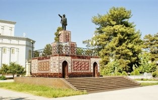 Памятник Ленину в Ашхабаде, Туркменская ССР и тот же памятник в новом Туркменистане.