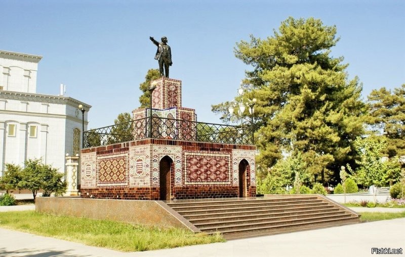Памятник Ленину в Ашхабаде, Туркменская ССР и тот же памятник в новом Туркменистане.