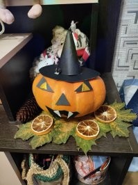 А мы не стали заморачиваться с резьбой и наклеили бумажную рожицу + гирлянда с Али. Ну и воришка Джек свой имеется. 
"Семейка Аддамсов" и "страшные" настолки с детьми ))