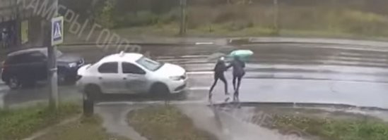 Остановится перед ПП авто обязано если другое авто остановилось. В Литве 12 лет тому назад подправили ПДД и выгнали на улицы всех полицейских, которые вбили водителям условный рефлекс - у ПП авто стоит = пешеход по ПП идёт.
Сомневаюсь в твоей внимательности - видео начинается с того момента, до которого они возможно шли без остановки, а может и стояли - неизвестно. А вот на второй полосе авто остановилось в тот момент, когда мать с дочкой на дорогу вышли - заметил, нет? И они таксиста видели, поняли что он пропускать не будет, остановились, но назад не отскочили. Почему? Потому что там места проехать было достаточна и опасности они не чуяли.