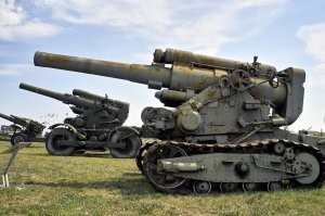 Правильно сделали что капитулировали. Так бы в фарш там всё перемололи и не задумались. С фашистами церемонится никто (с нашей стороны) не хотел. Не сдаются - значит уничтожать.
Как говорил один из ветеранов боёв в Сталинграде:
- Они стреляют в нас, мы стреляем в ответ. Ни о какой сдаче в плен речи не идёт. Никаких "Хэнды хох".

Да и оборонительные сооружения в 20-м веке уже утратили свою стратегическую значимость с развитием крупо калиберной артиллерии (бетонобойных снарядов) и особо мощных бомб против укреплений и бункеров.