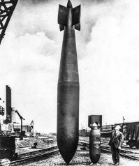 Правильно сделали что капитулировали. Так бы в фарш там всё перемололи и не задумались. С фашистами церемонится никто (с нашей стороны) не хотел. Не сдаются - значит уничтожать.
Как говорил один из ветеранов боёв в Сталинграде:
- Они стреляют в нас, мы стреляем в ответ. Ни о какой сдаче в плен речи не идёт. Никаких "Хэнды хох".

Да и оборонительные сооружения в 20-м веке уже утратили свою стратегическую значимость с развитием крупо калиберной артиллерии (бетонобойных снарядов) и особо мощных бомб против укреплений и бункеров.