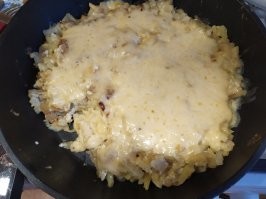 С часик назад сделал.
Сначала выплавил две столовые ложки шпика. На нём пожарил картошку. Вместо соли приправа с грибами. Потом туда вбил 4 яйца. Выключил плиту и засыпал тёртым сыром. Под крышкой сыр расплавился и получилось это.
Жене понравилось. И делов минут на 40.