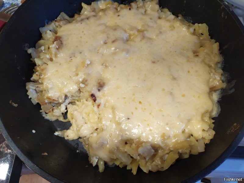 С часик назад сделал.
Сначала выплавил две столовые ложки шпика. На нём пожарил картошку. Вместо соли приправа с грибами. Потом туда вбил 4 яйца. Выключил плиту и засыпал тёртым сыром. Под крышкой сыр расплавился и получилось это.
Жене понравилось. И делов минут на 40.