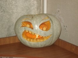 Пока дети были маленькими- делал им "лампы Джека". Без привязки к празднику, детей это просто забавляло. Удобнее всего работать двумя канцелярскими ножами-широким и узким. А для внутренней части хорошо подходит столовая ложка с легка заточенными краями. Вот, что у меня выходило в разное время.