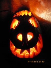 Пока дети были маленькими- делал им "лампы Джека". Без привязки к празднику, детей это просто забавляло. Удобнее всего работать двумя канцелярскими ножами-широким и узким. А для внутренней части хорошо подходит столовая ложка с легка заточенными краями. Вот, что у меня выходило в разное время.