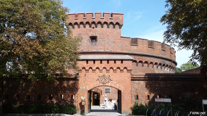 Написано хорошо, но фото унылые. Добавлю своих.
 Фасад Музея Янтаря. Вид на упомянутые Россгартенские ворота. Там нет стоянки очень давно. Летом столики и очень хорошо и красиво. А на первом плане мой сын, рядом с экскурсионным типа ретроавтомобилем на электротяге. Железный трон и дерево в первом дворе. Начало двора видно на первом фото в воротах. И внутренний дворик. Очень тихо, красиво, уютно. Ну немного собственно экспонатов музея. Вообще там можно фотографировать каждый. Все очень интересные, красивые, необычные. Постоянно добавляются временные выставки от каких-либо организаторов, авторские. Очень, очень интересные вещи. В тот раз впечатлил янтарный оркестр. И шкатулки. Моему сыну очень понравилась статуэтка Понтия Пилата с собакой. Сколько раз ни бывала в этом музее, каждый раз с огромным удовольствием и приятными впечатлениями. Как хорошо, что сугубо военное строение стало таким отличным музеем, несущим тепло и чудные эмоции.