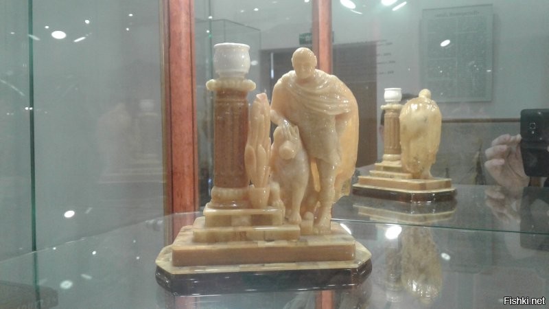 Написано хорошо, но фото унылые. Добавлю своих.
 Фасад Музея Янтаря. Вид на упомянутые Россгартенские ворота. Там нет стоянки очень давно. Летом столики и очень хорошо и красиво. А на первом плане мой сын, рядом с экскурсионным типа ретроавтомобилем на электротяге. Железный трон и дерево в первом дворе. Начало двора видно на первом фото в воротах. И внутренний дворик. Очень тихо, красиво, уютно. Ну немного собственно экспонатов музея. Вообще там можно фотографировать каждый. Все очень интересные, красивые, необычные. Постоянно добавляются временные выставки от каких-либо организаторов, авторские. Очень, очень интересные вещи. В тот раз впечатлил янтарный оркестр. И шкатулки. Моему сыну очень понравилась статуэтка Понтия Пилата с собакой. Сколько раз ни бывала в этом музее, каждый раз с огромным удовольствием и приятными впечатлениями. Как хорошо, что сугубо военное строение стало таким отличным музеем, несущим тепло и чудные эмоции.