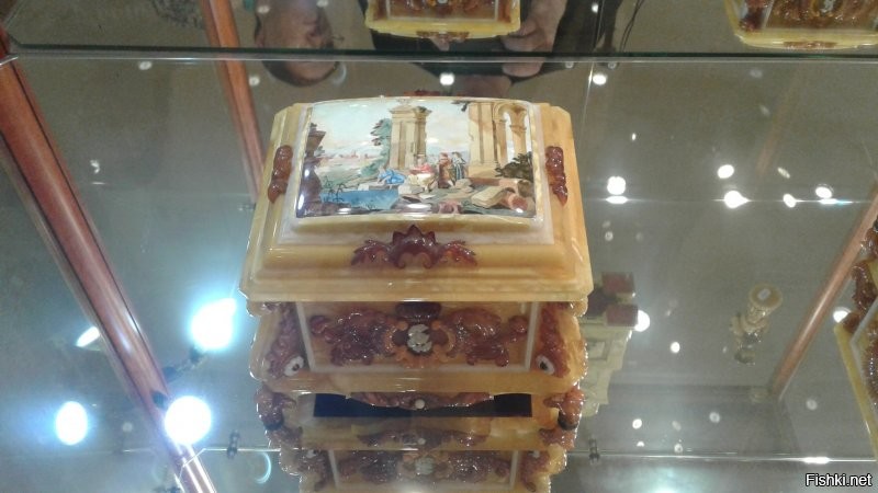 Написано хорошо, но фото унылые. Добавлю своих.
 Фасад Музея Янтаря. Вид на упомянутые Россгартенские ворота. Там нет стоянки очень давно. Летом столики и очень хорошо и красиво. А на первом плане мой сын, рядом с экскурсионным типа ретроавтомобилем на электротяге. Железный трон и дерево в первом дворе. Начало двора видно на первом фото в воротах. И внутренний дворик. Очень тихо, красиво, уютно. Ну немного собственно экспонатов музея. Вообще там можно фотографировать каждый. Все очень интересные, красивые, необычные. Постоянно добавляются временные выставки от каких-либо организаторов, авторские. Очень, очень интересные вещи. В тот раз впечатлил янтарный оркестр. И шкатулки. Моему сыну очень понравилась статуэтка Понтия Пилата с собакой. Сколько раз ни бывала в этом музее, каждый раз с огромным удовольствием и приятными впечатлениями. Как хорошо, что сугубо военное строение стало таким отличным музеем, несущим тепло и чудные эмоции.