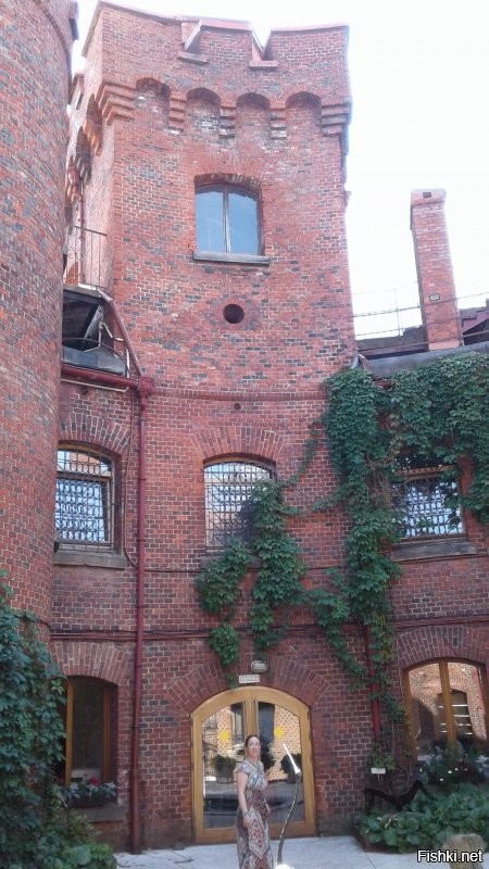 Написано хорошо, но фото унылые. Добавлю своих.
 Фасад Музея Янтаря. Вид на упомянутые Россгартенские ворота. Там нет стоянки очень давно. Летом столики и очень хорошо и красиво. А на первом плане мой сын, рядом с экскурсионным типа ретроавтомобилем на электротяге. Железный трон и дерево в первом дворе. Начало двора видно на первом фото в воротах. И внутренний дворик. Очень тихо, красиво, уютно. Ну немного собственно экспонатов музея. Вообще там можно фотографировать каждый. Все очень интересные, красивые, необычные. Постоянно добавляются временные выставки от каких-либо организаторов, авторские. Очень, очень интересные вещи. В тот раз впечатлил янтарный оркестр. И шкатулки. Моему сыну очень понравилась статуэтка Понтия Пилата с собакой. Сколько раз ни бывала в этом музее, каждый раз с огромным удовольствием и приятными впечатлениями. Как хорошо, что сугубо военное строение стало таким отличным музеем, несущим тепло и чудные эмоции.