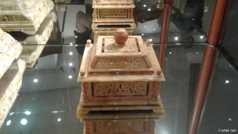 Написано хорошо, но фото унылые. Добавлю своих.
 Фасад Музея Янтаря. Вид на упомянутые Россгартенские ворота. Там нет стоянки очень давно. Летом столики и очень хорошо и красиво. А на первом плане мой сын, рядом с экскурсионным типа ретроавтомобилем на электротяге. Железный трон и дерево в первом дворе. Начало двора видно на первом фото в воротах. И внутренний дворик. Очень тихо, красиво, уютно. Ну немного собственно экспонатов музея. Вообще там можно фотографировать каждый. Все очень интересные, красивые, необычные. Постоянно добавляются временные выставки от каких-либо организаторов, авторские. Очень, очень интересные вещи. В тот раз впечатлил янтарный оркестр. И шкатулки. Моему сыну очень понравилась статуэтка Понтия Пилата с собакой. Сколько раз ни бывала в этом музее, каждый раз с огромным удовольствием и приятными впечатлениями. Как хорошо, что сугубо военное строение стало таким отличным музеем, несущим тепло и чудные эмоции.