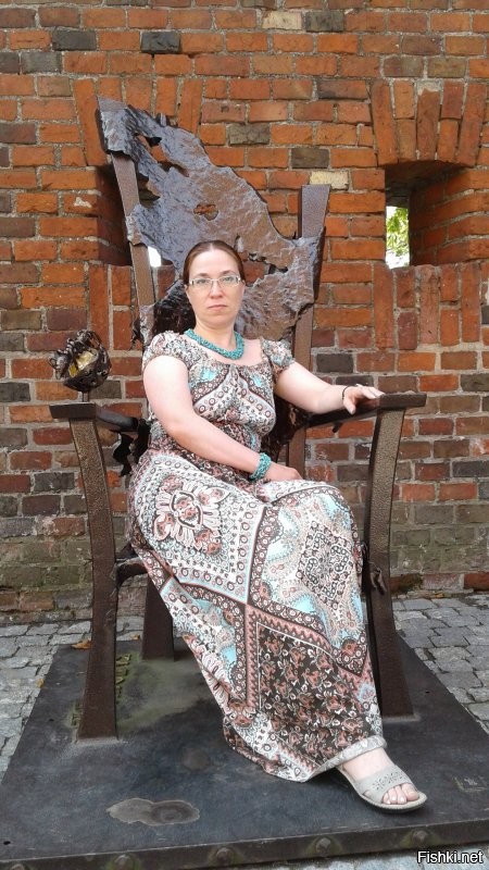 Написано хорошо, но фото унылые. Добавлю своих.
 Фасад Музея Янтаря. Вид на упомянутые Россгартенские ворота. Там нет стоянки очень давно. Летом столики и очень хорошо и красиво. А на первом плане мой сын, рядом с экскурсионным типа ретроавтомобилем на электротяге. Железный трон и дерево в первом дворе. Начало двора видно на первом фото в воротах. И внутренний дворик. Очень тихо, красиво, уютно. Ну немного собственно экспонатов музея. Вообще там можно фотографировать каждый. Все очень интересные, красивые, необычные. Постоянно добавляются временные выставки от каких-либо организаторов, авторские. Очень, очень интересные вещи. В тот раз впечатлил янтарный оркестр. И шкатулки. Моему сыну очень понравилась статуэтка Понтия Пилата с собакой. Сколько раз ни бывала в этом музее, каждый раз с огромным удовольствием и приятными впечатлениями. Как хорошо, что сугубо военное строение стало таким отличным музеем, несущим тепло и чудные эмоции.