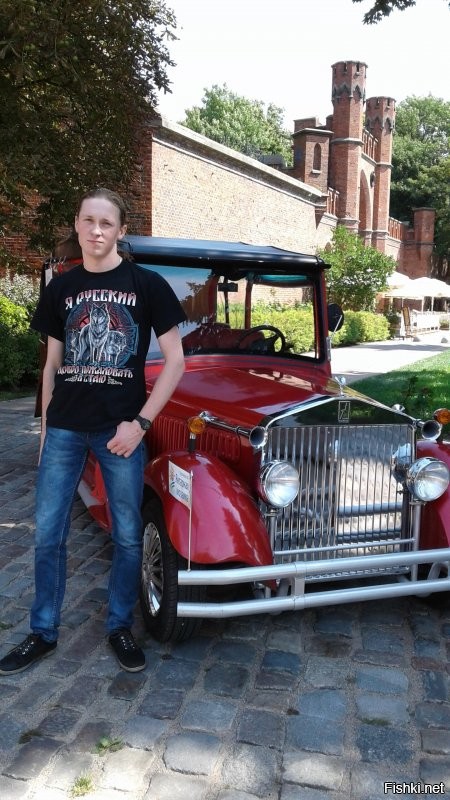 Написано хорошо, но фото унылые. Добавлю своих.
 Фасад Музея Янтаря. Вид на упомянутые Россгартенские ворота. Там нет стоянки очень давно. Летом столики и очень хорошо и красиво. А на первом плане мой сын, рядом с экскурсионным типа ретроавтомобилем на электротяге. Железный трон и дерево в первом дворе. Начало двора видно на первом фото в воротах. И внутренний дворик. Очень тихо, красиво, уютно. Ну немного собственно экспонатов музея. Вообще там можно фотографировать каждый. Все очень интересные, красивые, необычные. Постоянно добавляются временные выставки от каких-либо организаторов, авторские. Очень, очень интересные вещи. В тот раз впечатлил янтарный оркестр. И шкатулки. Моему сыну очень понравилась статуэтка Понтия Пилата с собакой. Сколько раз ни бывала в этом музее, каждый раз с огромным удовольствием и приятными впечатлениями. Как хорошо, что сугубо военное строение стало таким отличным музеем, несущим тепло и чудные эмоции.