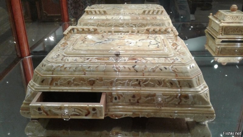 Написано хорошо, но фото унылые. Добавлю своих.
 Фасад Музея Янтаря. Вид на упомянутые Россгартенские ворота. Там нет стоянки очень давно. Летом столики и очень хорошо и красиво. А на первом плане мой сын, рядом с экскурсионным типа ретроавтомобилем на электротяге. Железный трон и дерево в первом дворе. Начало двора видно на первом фото в воротах. И внутренний дворик. Очень тихо, красиво, уютно. Ну немного собственно экспонатов музея. Вообще там можно фотографировать каждый. Все очень интересные, красивые, необычные. Постоянно добавляются временные выставки от каких-либо организаторов, авторские. Очень, очень интересные вещи. В тот раз впечатлил янтарный оркестр. И шкатулки. Моему сыну очень понравилась статуэтка Понтия Пилата с собакой. Сколько раз ни бывала в этом музее, каждый раз с огромным удовольствием и приятными впечатлениями. Как хорошо, что сугубо военное строение стало таким отличным музеем, несущим тепло и чудные эмоции.