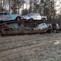 Раз он в лес заехал, значит была какая-то дорога. То есть до него  кто-то там проезжал, значит и после мог проехать. И лес на глухие дебри не похож. 
Тем более, на этом фото видно, что рядом проселочная дорога. Да, разбитая, но это говорит о том, что по ней ездят.  
Согласна, мутная история.