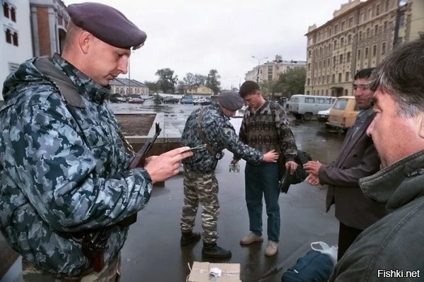 Сотрудники спецназа проверяют документы и обыскивают кавказцев возле Казанского вокзала, Москва, 13 сентября 1999 год.

Ору: А ПОЧЕМУ СЕЙЧАС НЕ ТАК?????