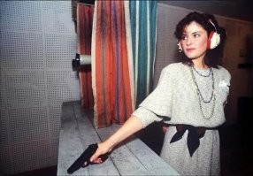 Девушка может и симпатичная...
Но стрелок, держащий палец на спусковом крючке, в данном случае, у меня не ассоциируется с профессионализмом.