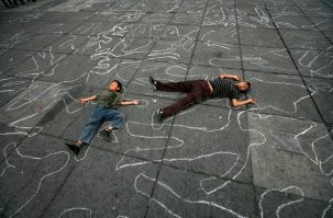 Порой кажется, что некоторые водители воспринимают разметку на парковке примерно вот так, и из суеверия не ставят машину ровно по разметке