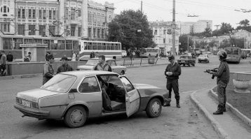 Снимок 19 это первая половина 90х. Операция "Заслон". Она в Казани года 3 проводилась. Первое время перекрывались почти все перекрёстки и проверяли практически все автомобили с полным досмотром.  Участвовали все службы. Первоначально "улов" был огромным. Оружие, наркота и.т.д.