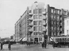 фото Торгсина лучше было бы взять из тех времен. Торгсин принес государству 287 млн. золотых рублей.  В 1933 году торгсиновский рубль на рынке стоил 35-40 советских рублей, за доллар давали два рубля Торгсина