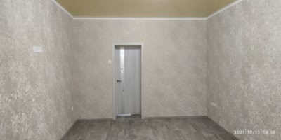 Ни одного шва не видно! Рисунок совмещен идеально! На 50 квадратных метрах стены ни одного пузыря, ни одного отставания!
Вот что значит не выё...ываться, а нанять профессионала!