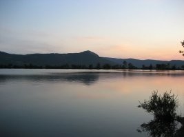 Озеро, которое высушили из-за того что каклы перекрыли воду.