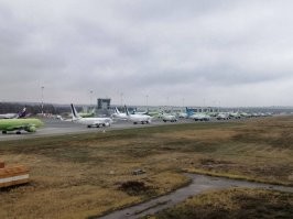 Обратите внимание, где именно стоят эти самолёты.