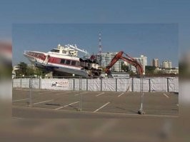 Судно класса «Комета» известно многим сочинцам по рейсам в турецкий Трабзон, которые «Гермес» совершал в 1990-х и в начале «нулевых» годов. Расстояние до турецкого порта быстрый корабль преодолевал всего за 4 часа.

Затем, после того, как морское сообщение было прервано, судно долго простояло в порту без дела. И вот теперь владельцы, по всей видимости, решили от него избавиться.

Фото утилизации этой "кометы" в 2019г.