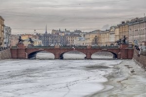 Я понимаю, что читатели Фишек - не все ленинградцы. 
Но вот в такое поверить очень сложно: ""Сегодня утром в правоохранительные органы поступило сообщение, что двое мужчин на Аничковом мосту пытаются надеть на копыта конных статуй красные варежки. Их снимал с дрона еще один мужчина. Все трое были доставлены в отдел", - сообщили об опасном преценденте в МВД."
И, вроде, всё правильно... Но фотографии показывают конную группу перед Конногвардейским манежем!!!
Питерские полицейские не в курсе расположения статуй?
Какой-то фейк запредельный.