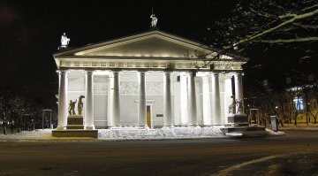 Я понимаю, что читатели Фишек - не все ленинградцы. 
Но вот в такое поверить очень сложно: ""Сегодня утром в правоохранительные органы поступило сообщение, что двое мужчин на Аничковом мосту пытаются надеть на копыта конных статуй красные варежки. Их снимал с дрона еще один мужчина. Все трое были доставлены в отдел", - сообщили об опасном преценденте в МВД."
И, вроде, всё правильно... Но фотографии показывают конную группу перед Конногвардейским манежем!!!
Питерские полицейские не в курсе расположения статуй?
Какой-то фейк запредельный.