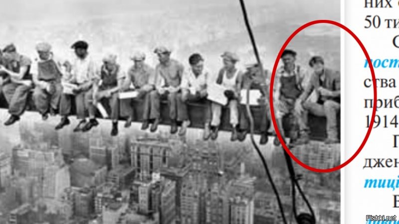 Нет, это не коллаж. Снимок был сделан 20 сентября 1932 года на 69-м этаже здания. По словам архивистов, фотография была на самом деле заранее срежиссирована. Хотя на ней запечатлены реальные рабочие-строители, есть версия, что фото было заказано Рокфеллер-центром в качестве рекламы для нового строящегося небоскрёба. 
Просто не так давно было время, когда эту фотку фотошопили, кто только мог. Самый удачный вариант-добавили Киану Ривза. И с ним фотка попала в учебник истории на Украине)