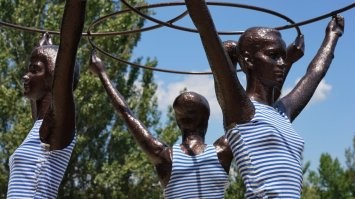 А-ха-ха! Смешно! Что кому не нравится? Посмеялись, сняли варежки и разошлись. Почти Новый год. Или день ВДВ.