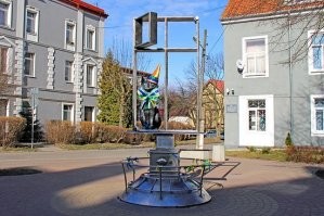 Дибилизм от полиции. У нас это типа фишки даже статуям котиков в холода надевают шапочки и шарфики. Народ умиляется, туристы фотают.