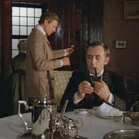 Какой батя?! Гляньте на состояние решетки плиты, сковородки и угла подоконника! Оцените смыкание настенной плитки и штукатурки! Дедуктивный метод говорит, что это 100% общага и бати там появляются в лучшем случае 2 раза: чтоб привезти абитуриента и чтоб забрать специалиста.