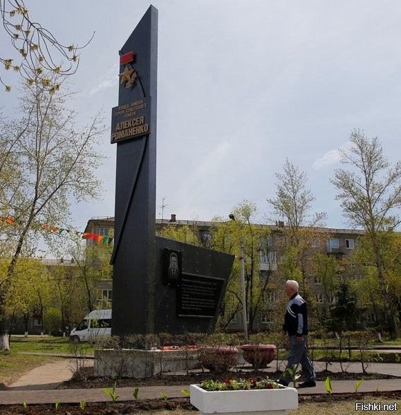 Хорошая тема!
В Омске в советское время стелы устанавливали героям в начале улицы, названной их именем. Новых памятников не встречал, но старые обновили. Как пример: