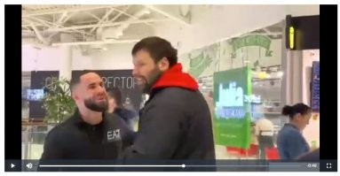 вся эта типа "разборка" одна большая постанова, а все местные комментаторы купились. Долбанные тик-токеры заходят все дальше и дальше в своих перформансах (прости господи). Вот на этом стоп-кадре хорошо видно, что эти 2 долб***еба за одно...