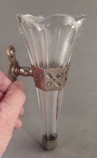 Вставлялся один цветок. Такие вазы шли в комплекте к люксовым авто.