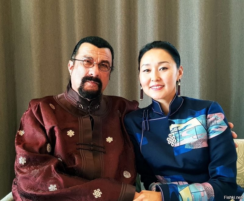 У него первая жена японка была, ну а сейчас монголка. Нравятся парню азиатки. Мне, кстати, тоже .