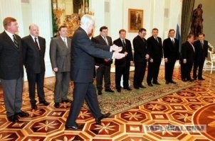 Ну может вы и правы ,но вспомните  фирмы Ходорковского  и т.д.  Которые выкачивали валюту из советских организаций и прочих комбинатов ? Компьютер стоил по безналу ,как две машины  У секретарш стоял  и никто ими пользоваться не умел  особо ..
Выкачивали валюту  "комсомольцы" Ходорковские и прочии  Тарасовы 
Потом СССР рухнул ,экономика России  лежала уже на боку 
Семибанкирщина праздновала победу и уже делила Россию на части 
Но ...
Что то пошло не так  Путин появился